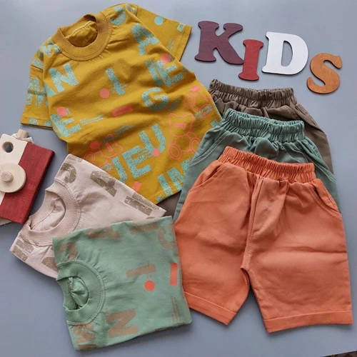 ست تیشرت شلوارک پسرانه طرح تدی حروف رنگ خردلی (استایل نیمه لش) مناسب ۲ تا ۹ سال